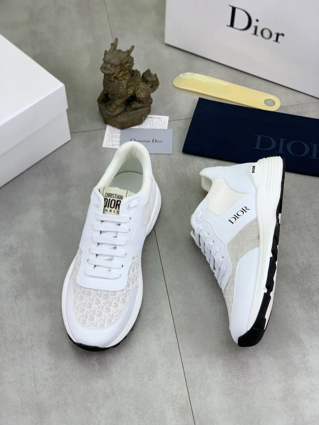 Men's shoes 💰P420 New Dior Chrono 2025 new product B30 series, in white and black fly woven series, decorated with computer-printed CD logo on both sides, star patch on the tongue and Dior logo on the heel, many details highlight the style. The interior is matched with the original color matching mesh, and the interior of the body is supported by low-temperature shaping sheets, and is filled with light feather cotton to keep the interior full and soft against the feet. The exclusive open-molded outsole adopts a one-piece molding process, so there is no need to worry about problems such as the opening and falling of sole decorative accessories. It is light and comfortable to wear, yet strong and wear-resistant. The two-color shoelaces are accessorized with exquisite metal five-pointed star pendants, creating a high-end, trendy and casual look at all times. Color: white black blue code number: 38-44 (45 customized)
